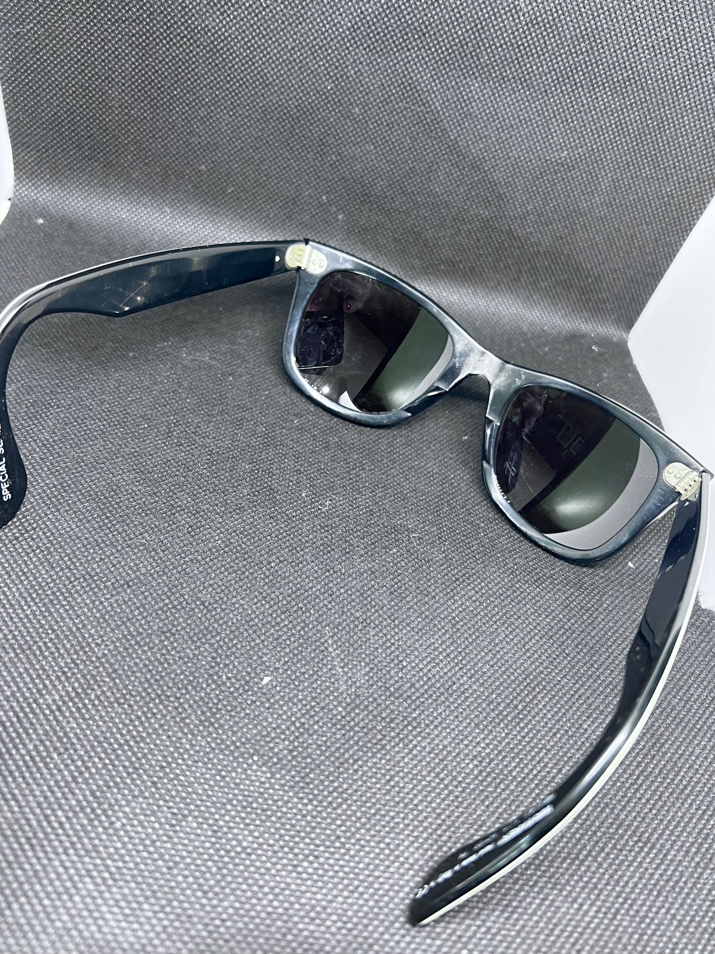 Ray-Ban RB 2140 Original Wayfarer della serie limitata "Rare Prints".